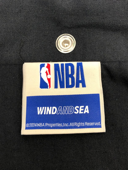 【中古美品】【メンズ】 NBA エヌビーエー × WIND AND SEA ウィンダンシー 24SS WDS-C-NBA5-24-Q3-01 NYLON BLOUSON SAN ANTONIO SPURS アウター ナイロンブルゾン 142-260823-AS-17-hon サイズ：L カラー：ブラック 万代Net店