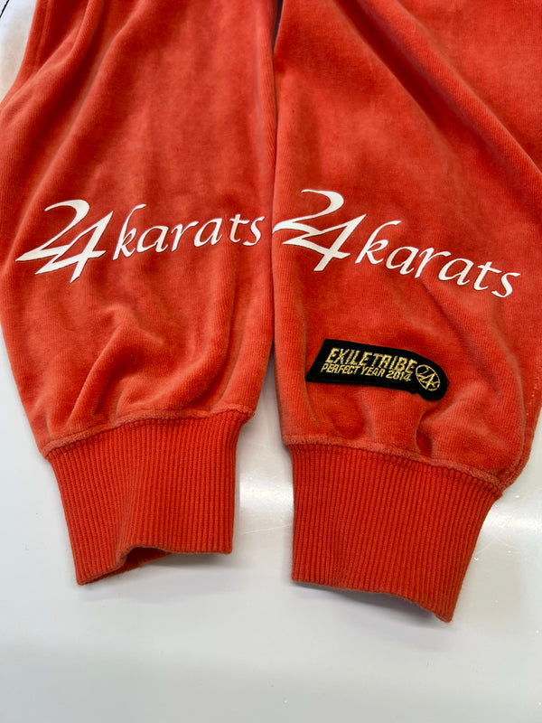 【中古品】【メンズ】 24KARATS トゥエンティフォーカラッツ EXILE TRIBE2014 VELOUR SETUP エグザイルトライブ2014 ベロアセットアップ トップス パンツ 178-260917-YS-02-hon サイズ：L カラー：オレンジ/ブラック 万代Net店