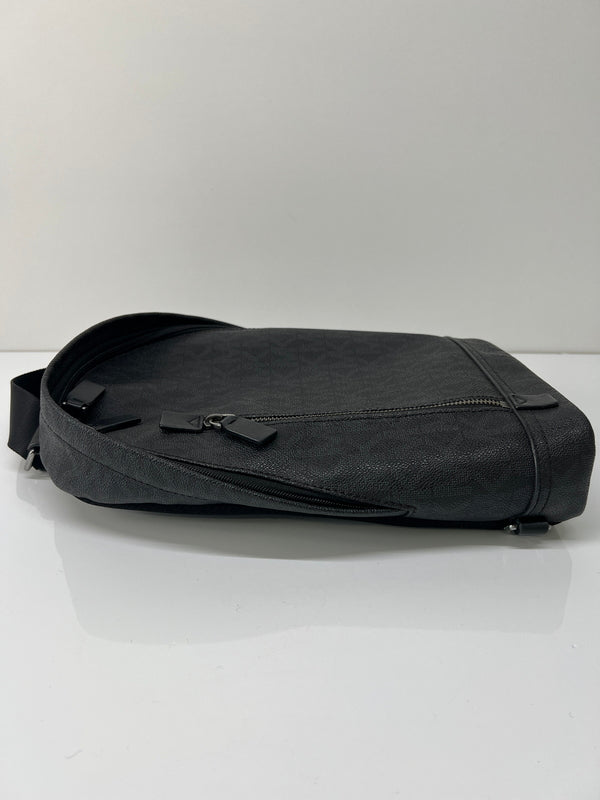 【中古品】【メンズ】 MICHAEL KORS マイケルコース SIGNATURE SLING BAG 37H7LMNC5B 37H7LMNC5B シグネチャー スリングバッグ カバン ワンショルダーバッグ ボディバッグ 188-260727-kk-01-hon カラー：BLACK 万代Net店
