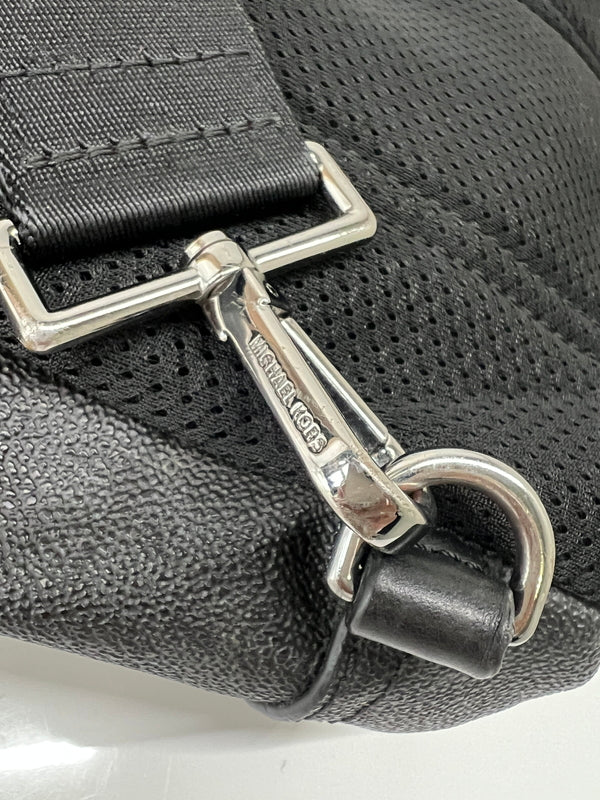【中古品】【メンズ】 MICHAEL KORS マイケルコース SIGNATURE SLING BAG 37H7LMNC5B 37H7LMNC5B シグネチャー スリングバッグ カバン ワンショルダーバッグ ボディバッグ 188-260727-kk-01-hon カラー：BLACK 万代Net店