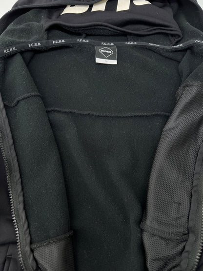 【中古品】【メンズ】 F.C.R.B. エフシーアールビー 18AW POLARTEC FLEECE ZIP UP GAITER HOODY FCRB-189036 ポーラーテック フリース ジップアップ ゲイターフーディー ライトアウター ジャケット 142-260628-kk-10-hon サイズ：L カラー：ブラック 万代Net店