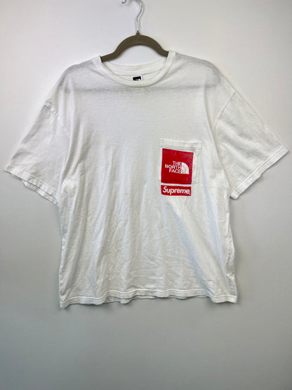 【中古品】【メンズ】 Supreme シュプリーム × THE NORTH FACE ザ ノースフェイス 別注 コラボ 23SS PC PRINTED S/S POCKET TEE NT023091 プリント ショートスリーブ ポケットTシャツ 半袖 トップス 149-260705-kk-07-hon サイズ：M カラー：ホワイト 万代Net店