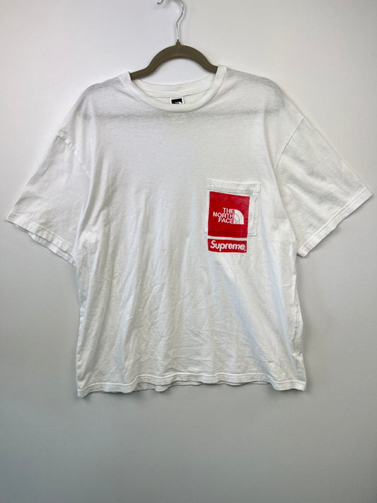 【中古品】【メンズ】 Supreme シュプリーム × THE NORTH FACE ザ ノースフェイス 別注 コラボ 23SS PC PRINTED S/S POCKET TEE NT023091 プリント ショートスリーブ ポケットTシャツ 半袖 トップス 149-260705-kk-07-hon サイズ：M カラー：ホワイト 万代Net店