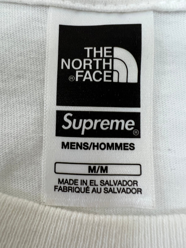 【中古品】【メンズ】 Supreme シュプリーム × THE NORTH FACE ザ ノースフェイス 別注 コラボ 23SS PC PRINTED S/S POCKET TEE NT023091 プリント ショートスリーブ ポケットTシャツ 半袖 トップス 149-260705-kk-07-hon サイズ：M カラー：ホワイト 万代Net店