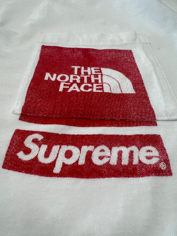 【中古品】【メンズ】 Supreme シュプリーム × THE NORTH FACE ザ ノースフェイス 別注 コラボ 23SS PC PRINTED S/S POCKET TEE NT023091 プリント ショートスリーブ ポケットTシャツ 半袖 トップス 149-260705-kk-07-hon サイズ：M カラー：ホワイト 万代Net店