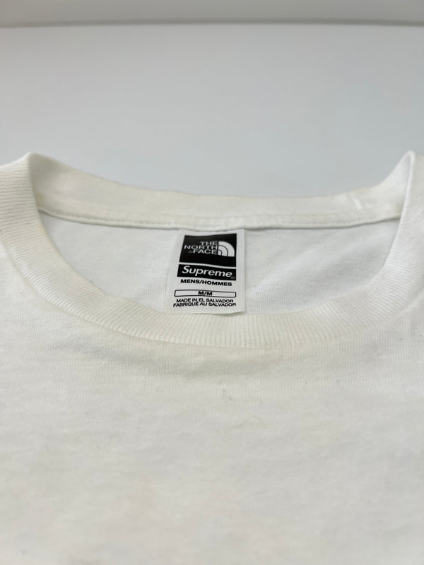【中古品】【メンズ】 Supreme シュプリーム × THE NORTH FACE ザ ノースフェイス 別注 コラボ 23SS PC PRINTED S/S POCKET TEE NT023091 プリント ショートスリーブ ポケットTシャツ 半袖 トップス 149-260705-kk-07-hon サイズ：M カラー：ホワイト 万代Net店