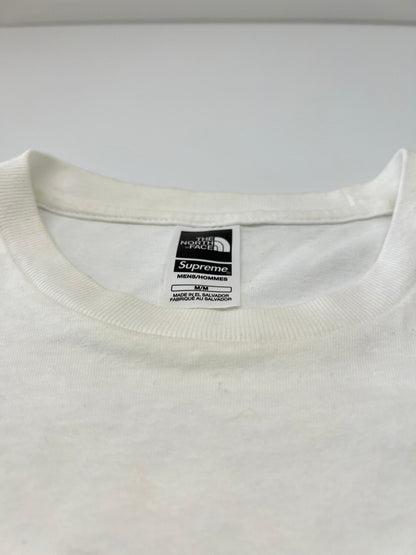 【中古品】【メンズ】 Supreme シュプリーム × THE NORTH FACE ザ ノースフェイス 別注 コラボ 23SS PC PRINTED S/S POCKET TEE NT023091 プリント ショートスリーブ ポケットTシャツ 半袖 トップス 149-260705-kk-07-hon サイズ：M カラー：ホワイト 万代Net店