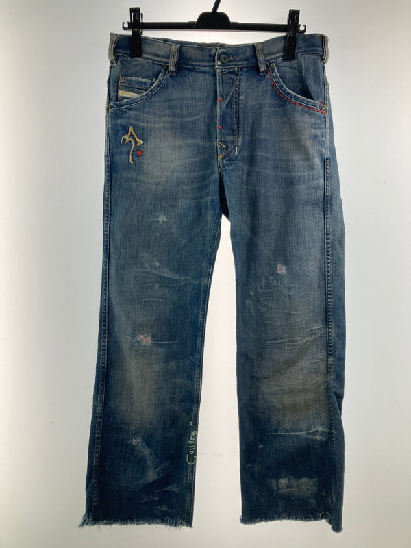 【中古品】【メンズ/レディース】 DIESEL DENIM GALLERY ディーゼルデニムギャラリー EMBROIDERED DISTRESSED DENIM PANTS 刺繍ディストレスドデニムパンツ ボトムス 152-260917-YS-10-hon サイズ：28 カラー：インディゴ 万代Net店