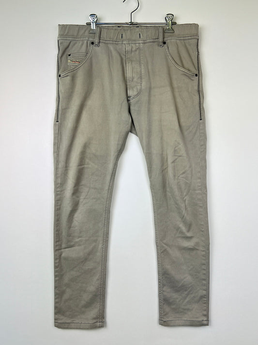 【現状渡し品】【メンズ】 DIESEL ディーゼル KROOLEY-NE 0670M クルーリー ジョグ ジーンズ ボトムス 152-260808-SH-09-hon サイズ：30 万代Net店