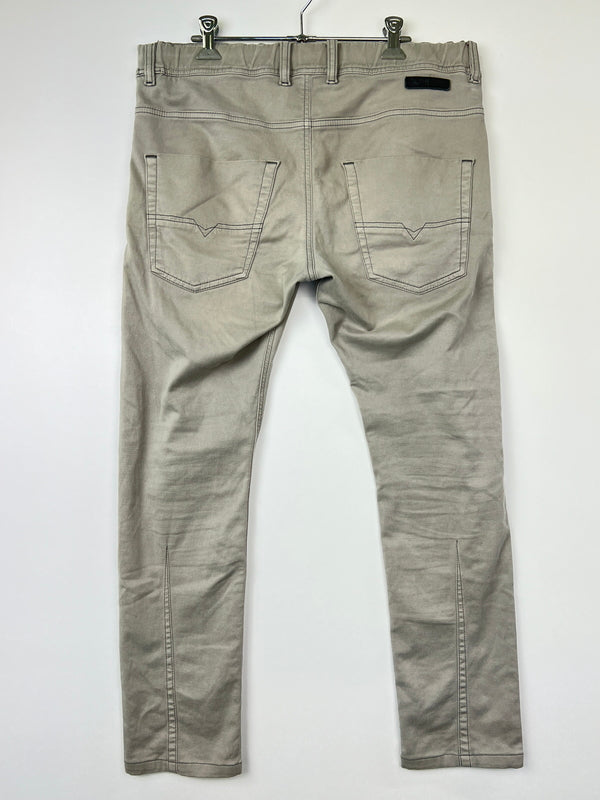 【現状渡し品】【メンズ】 DIESEL ディーゼル KROOLEY-NE 0670M クルーリー ジョグ ジーンズ ボトムス 152-260808-SH-09-hon サイズ：30 万代Net店