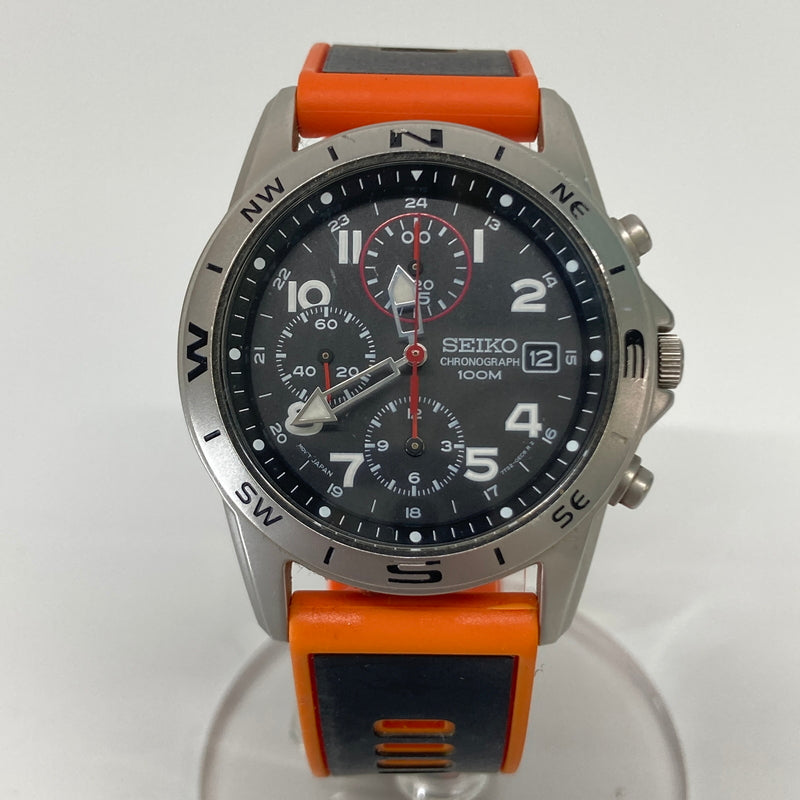 【現状渡し品】【メンズ】 SEIKO セイコー CHRONOGRAPH MILITARY WATCH SND399P1 7T92-0DX0 クロノグラフ ミリタリーウォッチ クォーツ 腕時計 198-260804-kk-15-hon カラー：シルバー/オレンジ 万代Net店