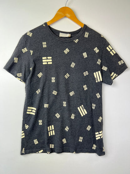 【中古品】【メンズ】 MAISON KITSUNE メゾンキツネ DARK GREY MELANGE TRIGRAM TｰSHIRT FW15M713 KMM-1556-B ダークグレー メランジェ トライグラム Tシャツ 半袖 トップス 141-260803-kk-01-hon サイズ：L カラー：チャコール 万代Net店