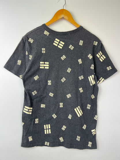 【中古品】【メンズ】 MAISON KITSUNE メゾンキツネ DARK GREY MELANGE TRIGRAM TｰSHIRT FW15M713 KMM-1556-B ダークグレー メランジェ トライグラム Tシャツ 半袖 トップス 141-260803-kk-01-hon サイズ：L カラー：チャコール 万代Net店