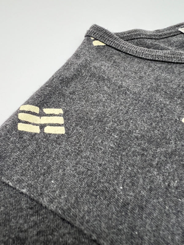 【中古品】【メンズ】 MAISON KITSUNE メゾンキツネ DARK GREY MELANGE TRIGRAM TｰSHIRT FW15M713 KMM-1556-B ダークグレー メランジェ トライグラム Tシャツ 半袖 トップス 141-260803-kk-01-hon サイズ：L カラー：チャコール 万代Net店