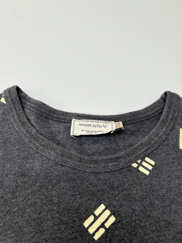 【中古品】【メンズ】 MAISON KITSUNE メゾンキツネ DARK GREY MELANGE TRIGRAM TｰSHIRT FW15M713 KMM-1556-B ダークグレー メランジェ トライグラム Tシャツ 半袖 トップス 141-260803-kk-01-hon サイズ：L カラー：チャコール 万代Net店