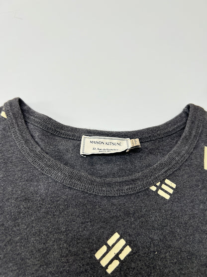 【中古品】【メンズ】 MAISON KITSUNE メゾンキツネ DARK GREY MELANGE TRIGRAM TｰSHIRT FW15M713 KMM-1556-B ダークグレー メランジェ トライグラム Tシャツ 半袖 トップス 141-260803-kk-01-hon サイズ：L カラー：チャコール 万代Net店