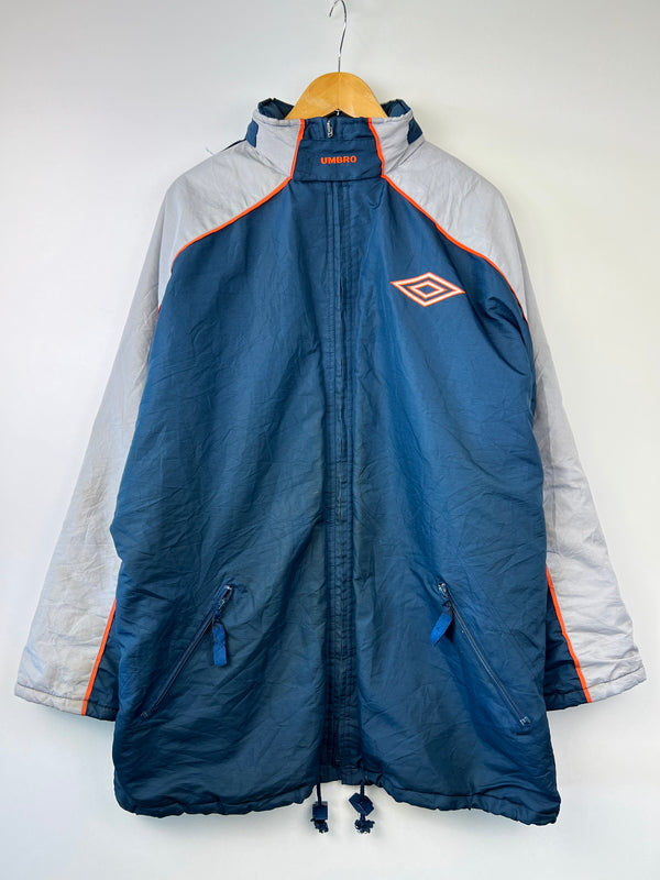 【現状渡し品】【メンズ】 UMBRO アンブロ Padding Bench Coat 中綿ベンチコート アウター 146-260809-SH-07-hon サイズ：L カラー：ネイビー/グレー 万代Net店