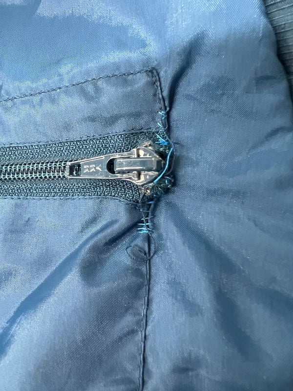【現状渡し品】【メンズ】 UMBRO アンブロ Padding Bench Coat 中綿ベンチコート アウター 146-260809-SH-07-hon サイズ：L カラー：ネイビー/グレー 万代Net店