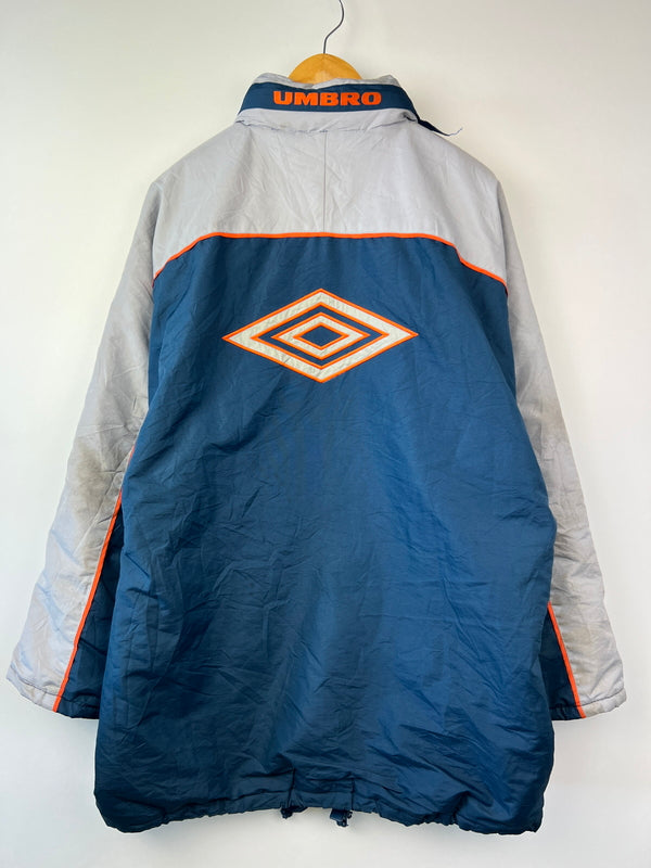 【現状渡し品】【メンズ】 UMBRO アンブロ Padding Bench Coat 中綿ベンチコート アウター 146-260809-SH-07-hon サイズ：L カラー：ネイビー/グレー 万代Net店