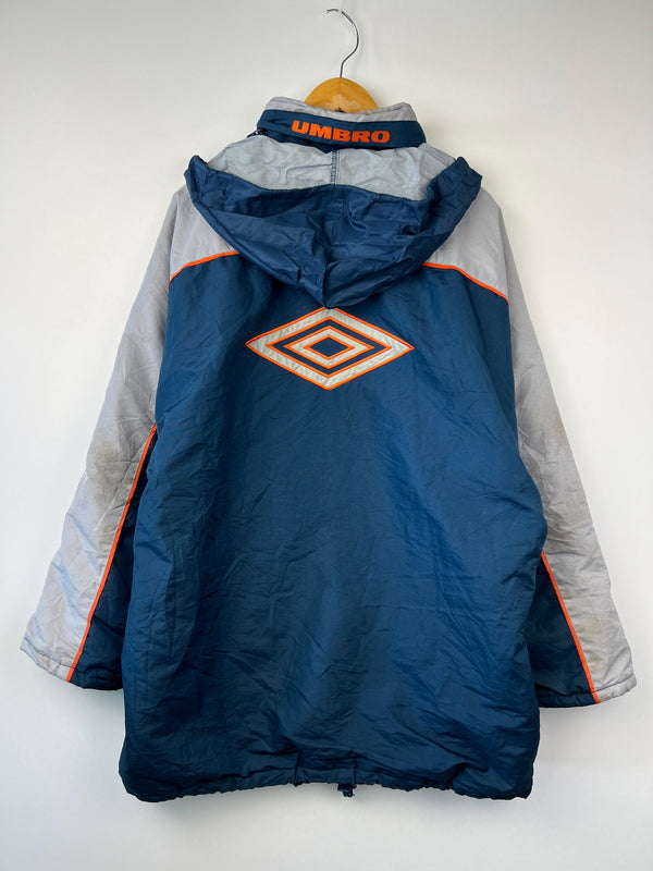 【現状渡し品】【メンズ】 UMBRO アンブロ Padding Bench Coat 中綿ベンチコート アウター 146-260809-SH-07-hon サイズ：L カラー：ネイビー/グレー 万代Net店