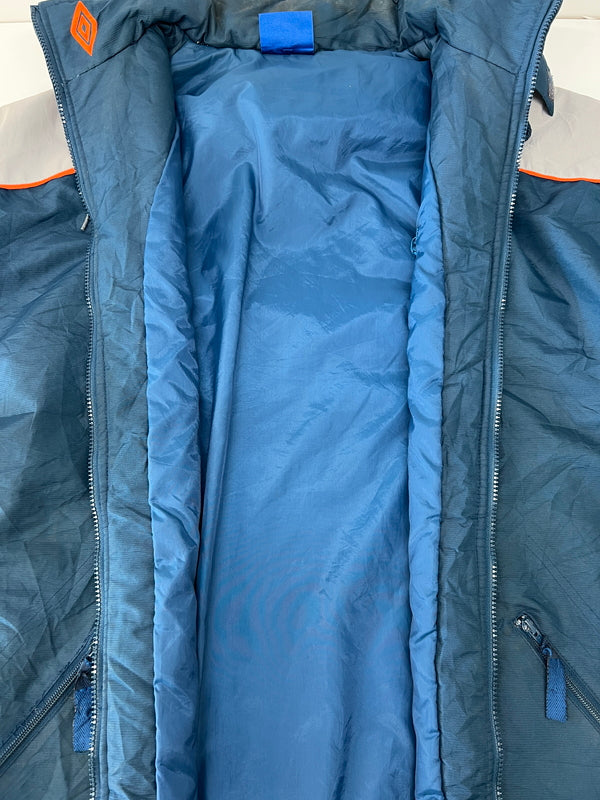 【現状渡し品】【メンズ】 UMBRO アンブロ Padding Bench Coat 中綿ベンチコート アウター 146-260809-SH-07-hon サイズ：L カラー：ネイビー/グレー 万代Net店