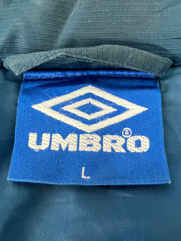 【現状渡し品】【メンズ】 UMBRO アンブロ Padding Bench Coat 中綿ベンチコート アウター 146-260809-SH-07-hon サイズ：L カラー：ネイビー/グレー 万代Net店