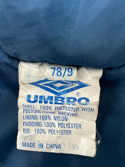 【現状渡し品】【メンズ】 UMBRO アンブロ Padding Bench Coat 中綿ベンチコート アウター 146-260809-SH-07-hon サイズ：L カラー：ネイビー/グレー 万代Net店
