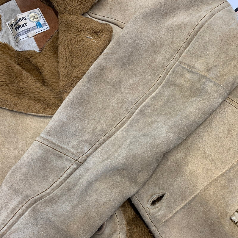 【現状渡し品】【メンズ】 PIONEER WEAR パイオニアウエアー SUEDE LEATHER BOA JACKET スエードレザー ボアジャケット 勲章タグ 146-260822-as-07-izu サイズ：38 カラー：ベージュ 万代Net店