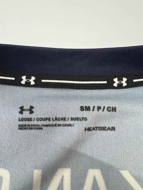 【中古品】【メンズ】 UNDER ARMOUR アンダーアーマー IWAKI FC REPLICA UNIFORM いわきFCレプリカユニフォーム トップス 147-260918-YS-05-hon サイズ：S カラー：レッド/ネイビー 万代Net店