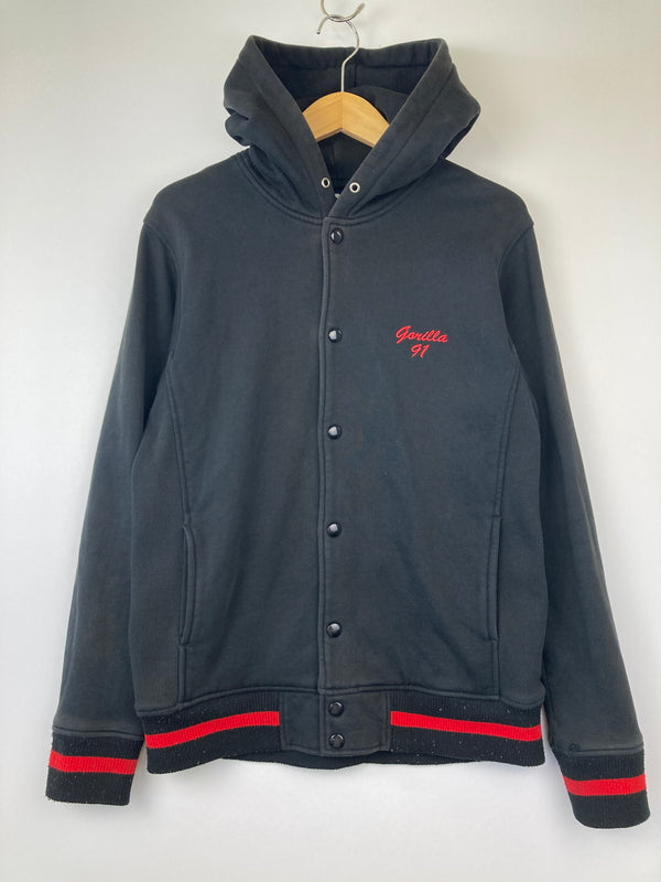 【中古品】【メンズ】 X-LARGE エクストララージ SNAP FRONT SWEAT STADIUM BLOUSON HOODIE 0123203 スナップフロント スウェットスタジアムブルゾン フーディー アウター 142-260807-SH-04-hon サイズ：M カラー：ブラック レッド 万代Net店