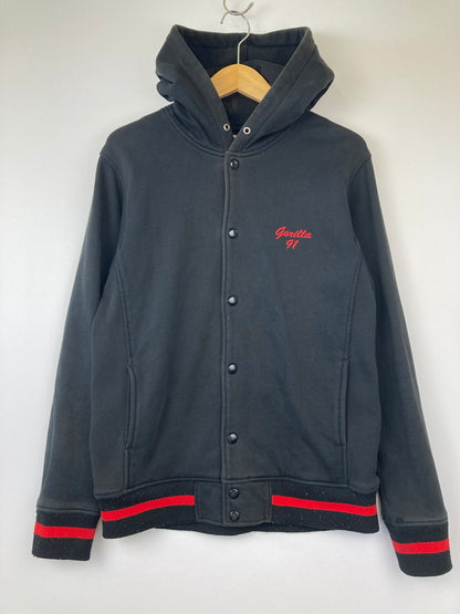 【中古品】【メンズ】 X-LARGE エクストララージ SNAP FRONT SWEAT STADIUM BLOUSON HOODIE 0123203 スナップフロント スウェットスタジアムブルゾン フーディー アウター 142-260807-SH-04-hon サイズ：M カラー：ブラック レッド 万代Net店