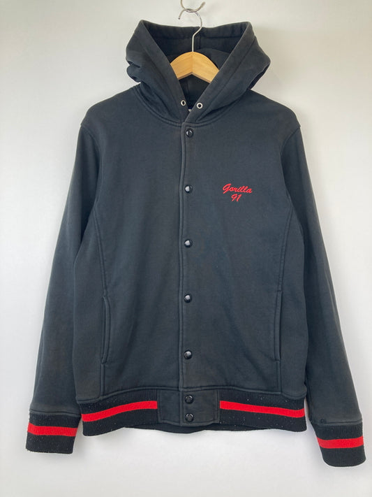 【中古品】【メンズ】 X-LARGE エクストララージ SNAP FRONT SWEAT STADIUM BLOUSON HOODIE 0123203 スナップフロント スウェットスタジアムブルゾン フーディー アウター 142-260807-SH-04-hon サイズ：M カラー：ブラック レッド 万代Net店