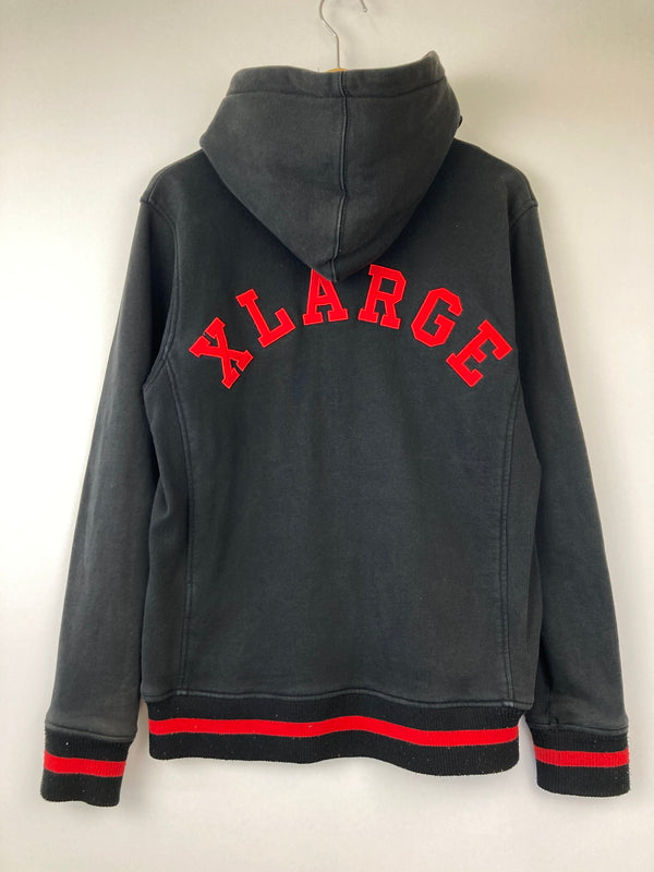 【中古品】【メンズ】 X-LARGE エクストララージ SNAP FRONT SWEAT STADIUM BLOUSON HOODIE 0123203 スナップフロント スウェットスタジアムブルゾン フーディー アウター 142-260807-SH-04-hon サイズ：M カラー：ブラック レッド 万代Net店