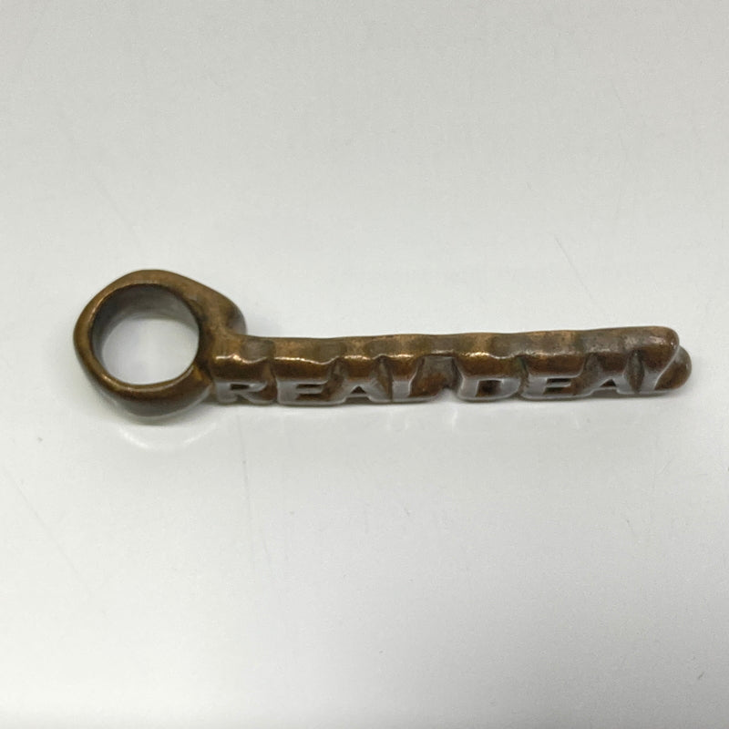 【中古品】【メンズ】 BILL WALL LEATHER ビルウォールレザー × REAL DEAL リアルディール 別注 コラボ LOGO C BAR CHARM ロゴ Cバー チャーム ペンダントトップ アクセサリー 192-260804-kk-27-hon カラー：ブラス 万代Net店
