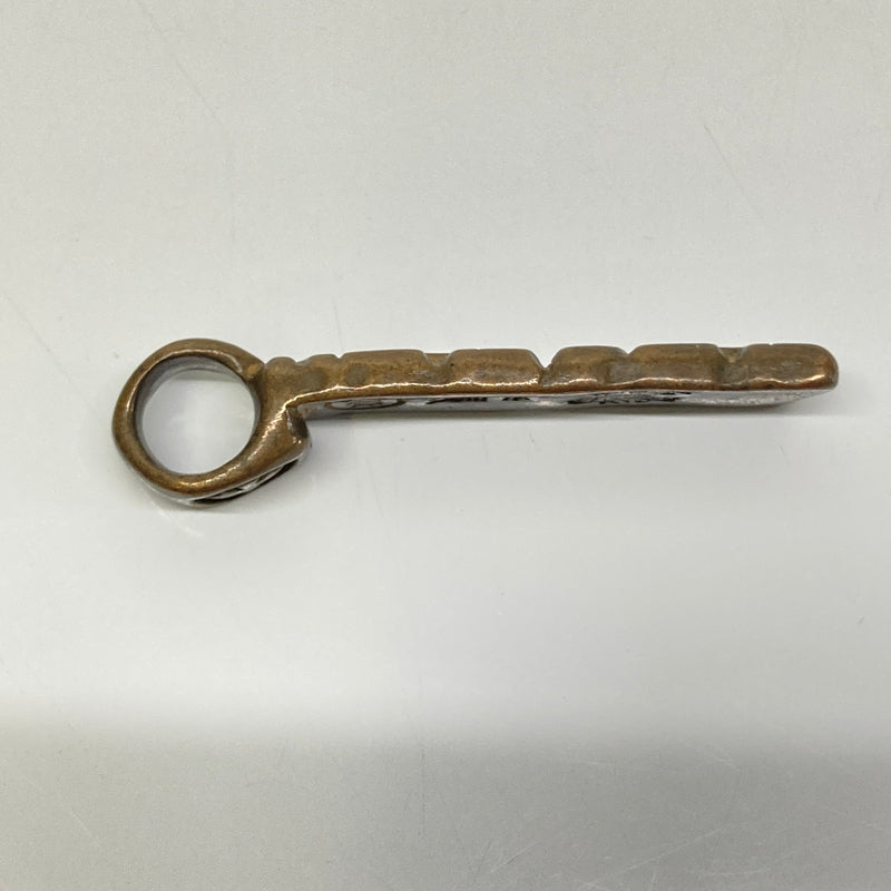 【中古品】【メンズ】 BILL WALL LEATHER ビルウォールレザー × REAL DEAL リアルディール 別注 コラボ LOGO C BAR CHARM ロゴ Cバー チャーム ペンダントトップ アクセサリー 192-260804-kk-27-hon カラー：ブラス 万代Net店