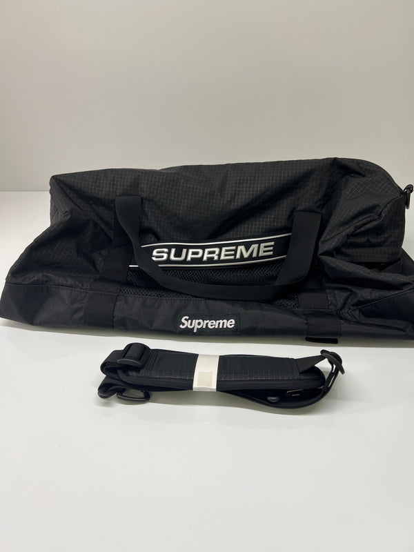 【中古美品】【メンズ/レディース】 Supreme シュプリーム 23AW DUFFEL BAG ダッフルバッグ カバン 149-260704-kk-04-hon カラー：ブラック 万代Net店