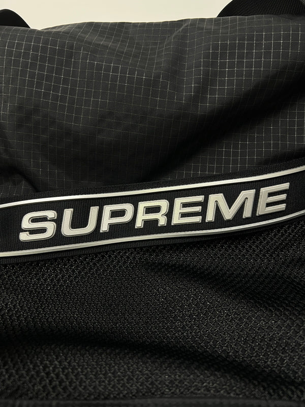 【中古美品】【メンズ/レディース】 Supreme シュプリーム 23AW DUFFEL BAG ダッフルバッグ カバン 149-260704-kk-04-hon カラー：ブラック 万代Net店