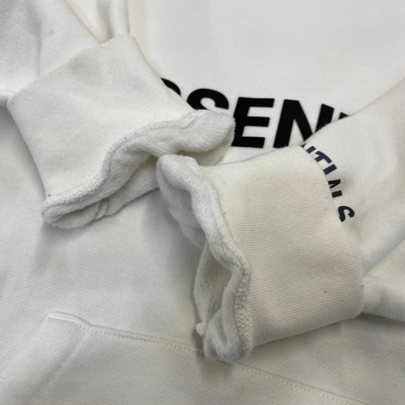 【中古品】【メンズ】 FEAR OF GOD ESSENTIALS フィア オブ ゴッド エッセンシャルズ RUBBER CENTER LOGO HOODED SWEATSHIRT フーデッド スウェットシャツ パーカー 142-260703-kh-11-izu サイズ：M カラー：ホワイト 万代Net店