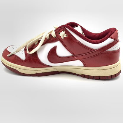 【中古品】【レディース】 NIKE ナイキ FJ4555-100 WMNS DUNK LOW PRM "TEAM RED AND WHITE" スニーカー 靴 160-260601-st-17-otoh カラー：ホワイト/チームレッド/ココナッツミルク 万代Net店