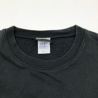 【中古品】【メンズ】 THRASHER スラッシャー スウェット トップス トレーナー ウェア ウエア 長袖 クルーネック プリント スポーティ スケーター スケート ブラック 147-260616-sm-04-otoh サイズ：L カラー：ブラック 万代Net店