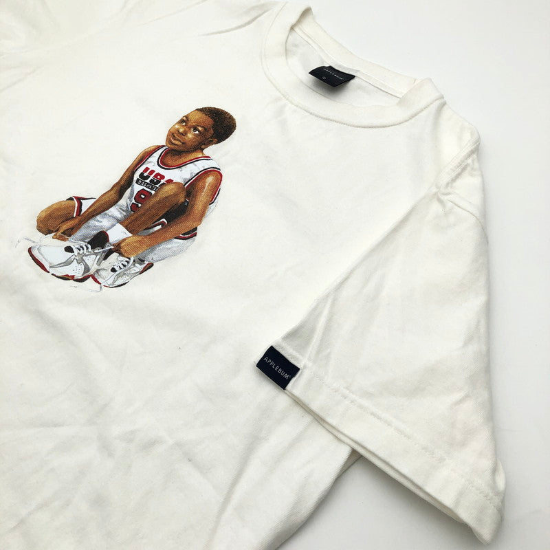 【中古品】【メンズ】 APPLEBUM Barcelona '92 Boy T-shirt アップルバム バスケ少年プリント TEE 147-260630-sm-01-otoh サイズ：L カラー：ホワイト 万代Net店