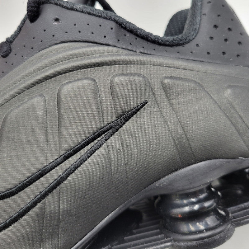 【中古美品】【メンズ】 NIKE ナイキ SHOX R4 HQ1988-001 ショックス R4 スニーカー シューズ 靴 160-260424-ay-02-izu サイズ：27.5cm カラー：BLACK/BRIGHT CRIMSON 万代Net店
