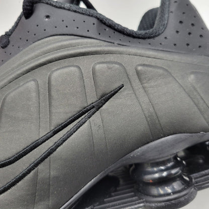 【中古美品】【メンズ】 NIKE ナイキ SHOX R4 HQ1988-001 ショックス R4 スニーカー シューズ 靴 160-260424-ay-02-izu サイズ：27.5cm カラー：BLACK/BRIGHT CRIMSON 万代Net店