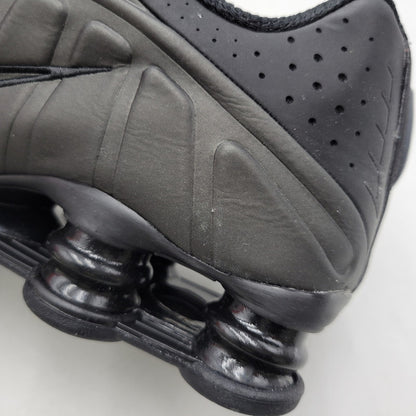 【中古美品】【メンズ】 NIKE ナイキ SHOX R4 HQ1988-001 ショックス R4 スニーカー シューズ 靴 160-260424-ay-02-izu サイズ：27.5cm カラー：BLACK/BRIGHT CRIMSON 万代Net店