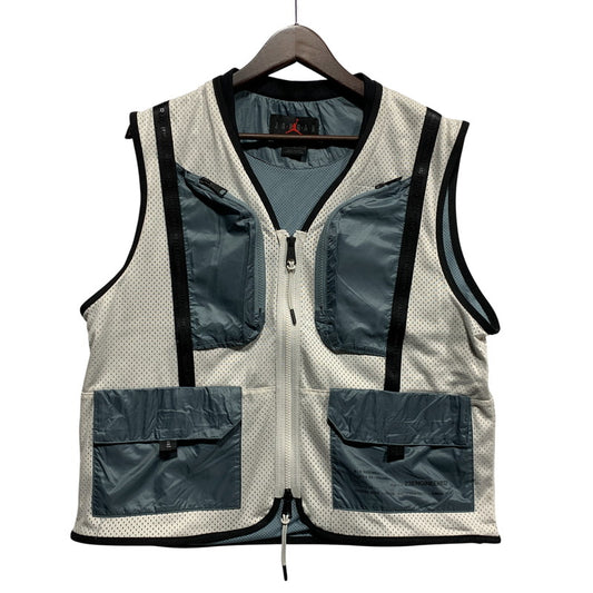 【中古品】【メンズ】 NIKE ナイキ DM1387-030 JORDAN 23 ENGINEERED VEST ジョーダン エンジニア ベスト 148-260627-cs-04-izu サイズ：M カラー：ホワイト×ライトブルー系 万代Net店