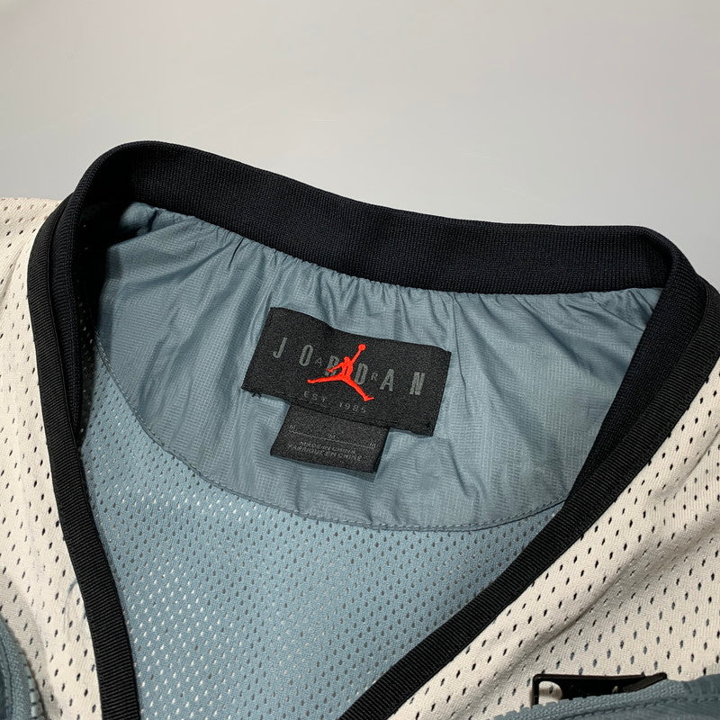 【中古品】【メンズ】 NIKE ナイキ DM1387-030 JORDAN 23 ENGINEERED VEST ジョーダン エンジニア ベスト 148-260627-cs-04-izu サイズ：M カラー：ホワイト×ライトブルー系 万代Net店