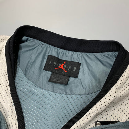 【中古品】【メンズ】 NIKE ナイキ DM1387-030 JORDAN 23 ENGINEERED VEST ジョーダン エンジニア ベスト 148-260627-cs-04-izu サイズ：M カラー：ホワイト×ライトブルー系 万代Net店