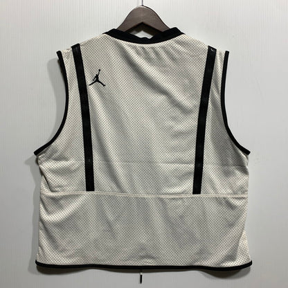 【中古品】【メンズ】 NIKE ナイキ DM1387-030 JORDAN 23 ENGINEERED VEST ジョーダン エンジニア ベスト 148-260627-cs-04-izu サイズ：M カラー：ホワイト×ライトブルー系 万代Net店