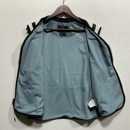 【中古品】【メンズ】 NIKE ナイキ DM1387-030 JORDAN 23 ENGINEERED VEST ジョーダン エンジニア ベスト 148-260627-cs-04-izu サイズ：M カラー：ホワイト×ライトブルー系 万代Net店