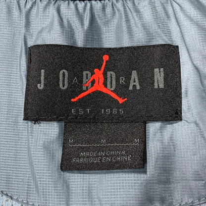 【中古品】【メンズ】 NIKE ナイキ DM1387-030 JORDAN 23 ENGINEERED VEST ジョーダン エンジニア ベスト 148-260627-cs-04-izu サイズ：M カラー：ホワイト×ライトブルー系 万代Net店